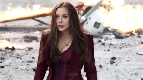 Elizabeth Olsen isn’t happy her boobs are on show in Avengers。